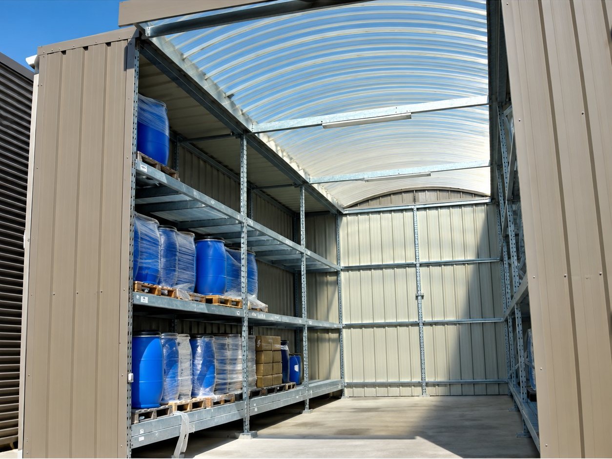 Magasin modulaire sur 3 niveaux avec fûts et conteneurs